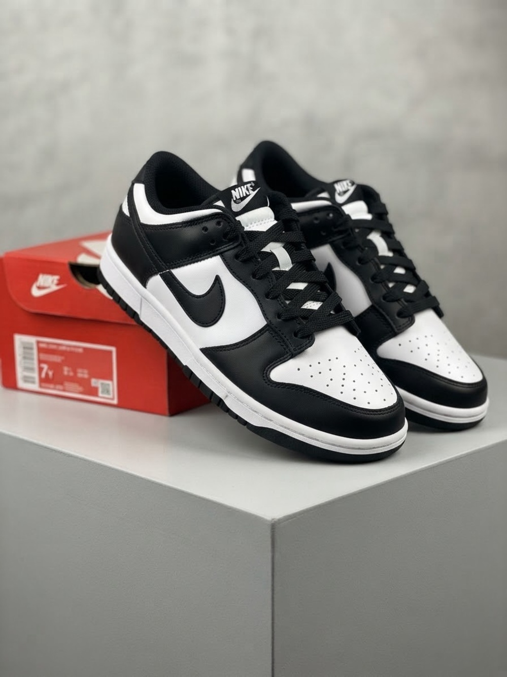 Nike Menโs Black and White Low-Top Sneakers once used